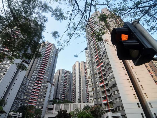 Balkon Apartemen di Jakarta Berhias Bendera Merah Putih