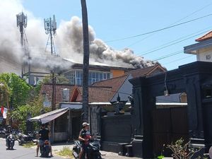 Gedung Lantai 2 di Batubulan Terbakar Hebat, Kerugian Rp 1 Miliar Lebih Gedung Lantai 2 di Batubulan Terbakar Hebat, Kerugian Rp 1 Miliar Lebih