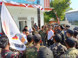 Puluhan Banser Geruduk Kantor PKS Jember Protes Banner Caleg Berlogo NU