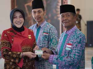 Bupati Klaten Serahkan Kartu Anggota IPHI ke 1.243 Jemaah Haji 2023