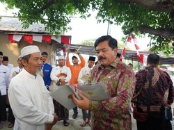 Menteri ATR Serahkan 386 Sertifikat Tanah di Pulau Panggang Kepulauan Seribu