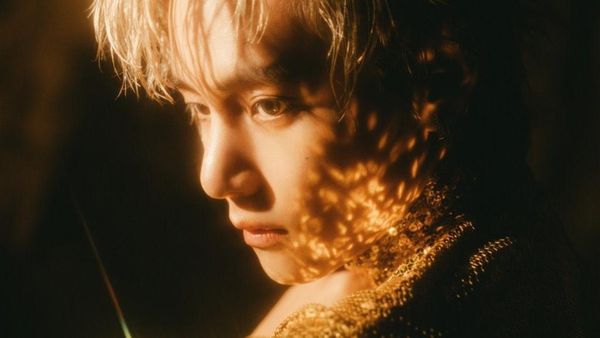 6 Gaya V BTS di MV Love Me Again, Silau Pakai Baju Emas ala David Bowie