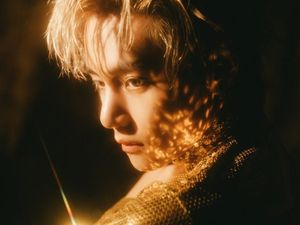 6 Gaya V BTS di MV Love Me Again, Silau Pakai Baju Emas ala David Bowie 6 Gaya V BTS di MV Love Me Again, Silau Pakai Baju Emas ala David Bowie
