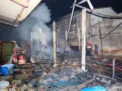 Kebakaran Gudang Pakan dan Egg Tray Berasal dari Bangunan Belakang