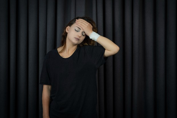 Hindari Menggunakan Baju Berwarna Gelap/ Foto: Freepik/balashmirzabey Foto: Freepik/balashmirzabey