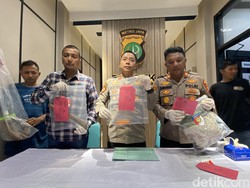 Polisi Amankan Golok-Pisau di Kasus Rifki Bunuh Ibunya dan Lukai Ayah