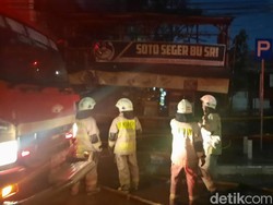 Kebakaran Rumah Makan di Gandaria Merambat ke Parkiran, Banyak Motor Hangus