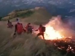 Padang Rumput di Gunung Penanggungan Mojokerto Terbakar