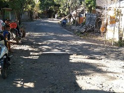 Tolong! Jalan di Amed Rusak-Internet Minim, Padahal Sumbang Setengah PAD
