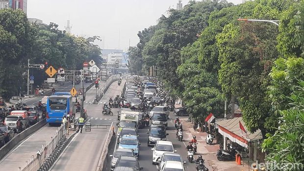 Macet di Mampang Prapatan pukul 09.20 WIB. (Annisa/detikcom)