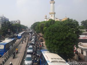Besi Gorong-gorong Mampang Dimaling Berujung Macet Panjang Besi Gorong-gorong Mampang Dimaling Berujung Macet Panjang