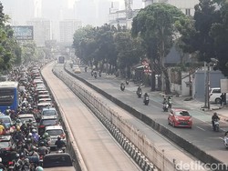 Penampakan Macet Panjang di Mampang Imbas Penutup Gorong-gorong Rusak