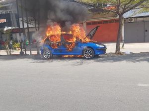 Mobil Baru Keluar Bengkel Terbakar di Jalan Pengayoman Makassar