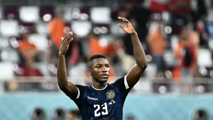 Ecuadors midfielder #23 Moises Caicedo acknowledges suporters at the end of the Qatar 2022 World Cup Group A football match between the Netherlands and Ecuador at the Khalifa International Stadium in Doha on November 25, 2022. (Photo by Jewel SAMAD / AFP)