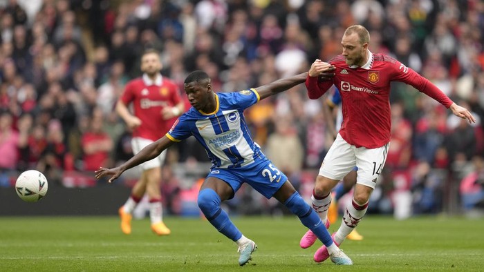 Brightons Moises Caicedo, left, is challenged by Manchester Uniteds Christian Eriksen during the English FA Cup semifinal soccer match between Brighton and Hove Albion and Manchester United at Wembley Stadium in London, Sunday, April 23, 2023. (AP Photo/Kirsty Wigglesworth)