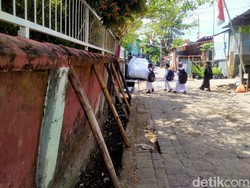Bahaya Tembok SD di Makassar Nyaris Roboh Tapi Hanya Diganjal Bambu