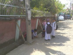 Upaya Disdik Makassar Perbaiki Pagar Tembok SD Nyaris Roboh-Diganjal Bambu