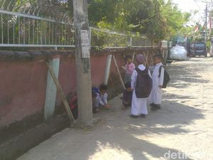 Upaya Disdik Makassar Perbaiki Pagar Tembok SD Nyaris Roboh-Diganjal Bambu Upaya Disdik Makassar Perbaiki Pagar Tembok SD Nyaris Roboh-Diganjal Bambu