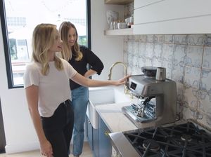 Cantik Minimalis! 10 Potret Pantry di Kantor Margot Robbie Cantik Minimalis! 10 Potret Pantry di Kantor Margot Robbie
