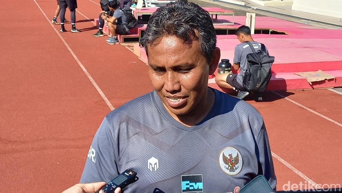 Pelatih Timnas Indonesia U-17 Bima Sakti di Stadion Sriwedari Solo, Jumat (11/8/2023).