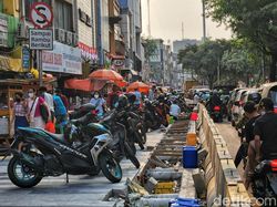 Pelebaran Trotoar Belum Usai, Parkir Liar dan PKL Sudah Mengintai