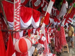 Deretan Penjual Bendera Mulai Mengais Cuan Jelang 17 Agustus