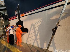 Perindah Kolong Flyover dengan Mural Warna-warni