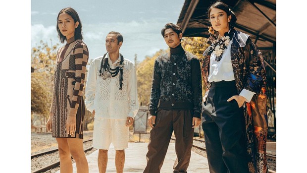 Pemeran dalam serial Gadis Kretek yang dibintangi Dian Sastrowardoyo, Putri Marino, Arya Saloka, dan Ario Bayu.