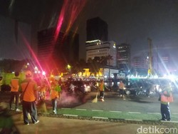 Petugas Mulai Bersihkan Kawasan Patung Kuda Usai Massa Bubar