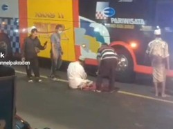 Jawaban Pria Salat di Tengah Jalan Raya Gresik Saat Ditanya Asalnya