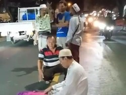 Pria Salat di Tengah Jalan Gresik Doakan Warga yang Memintanya Minggir