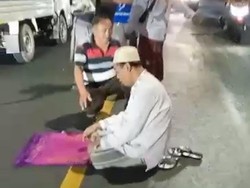 Kelakuan Aneh Pria di Gresik Salat di Tengah Jalan
