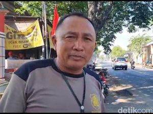 Kesaksian Warga Saat Heboh Pria Berbaju Putih Salat di Tengah Jalan Gresik
