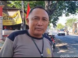 Kesaksian Warga Saat Heboh Pria Berbaju Putih Salat di Tengah Jalan Gresik