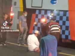Viral Pria Berbaju Putih Salat di Tengah Jalan Raya Sembayat Gresik