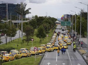 Protes Harga BBM, Ratusan Taksi Mengular di Kolombia
