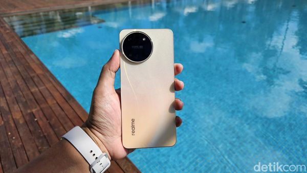 Penampakan Realme 11 dalam Genggaman
