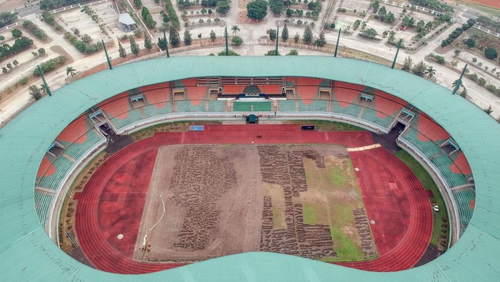Renovasi Stadion Pakansari Bogor Foto udara renovasi pergantian rumput Stadion Pakansari, Kabupaten Bogor, Jawa Barat, Kamis (10/8/2023). Pemerintah Kabupaten Bogor melakukan renovasi rumput serta sistem drainase Stadion Pakansari dengan anggaran Rp1,9 miliar, dan ditarget selesai Desember 2023. ANTARA FOTO/Yulius Satria Wijaya/Spt.