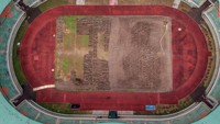 Foto udara renovasi pergantian rumput Stadion Pakansari, Kabupaten Bogor, Jawa Barat, Kamis (10/8/2023).  