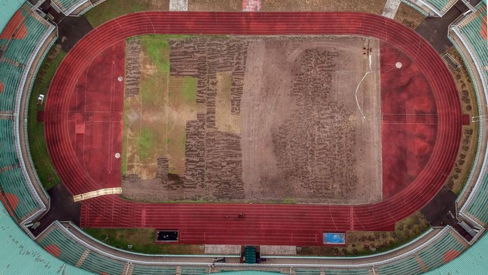 Renovasi Stadion Pakansari Bogor Foto udara renovasi pergantian rumput Stadion Pakansari, Kabupaten Bogor, Jawa Barat, Kamis (10/8/2023). Pemerintah Kabupaten Bogor melakukan renovasi rumput serta sistem drainase Stadion Pakansari dengan anggaran Rp1,9 miliar, dan ditarget selesai Desember 2023. ANTARA FOTO/Yulius Satria Wijaya/Spt.