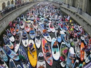 Ribuan Pendayung SUP Padati Kanal di Rusia