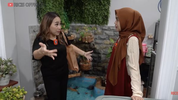 9 Foto Rumah Mpok Alpa di Kampung, Posisi Kamar Utama Tak Diduga