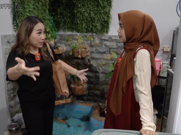 9 Foto Rumah Mpok Alpa di Kampung, Posisi Kamar Utama Tak Diduga