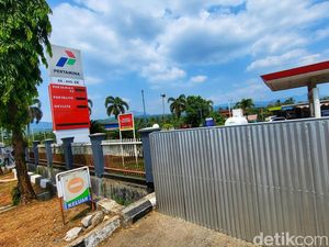 Warga Bingung Isi BBM Imbas 2 SPBU di Sukabumi Masih Ditutup Warga Bingung Isi BBM Imbas 2 SPBU di Sukabumi Masih Ditutup