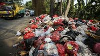 Jorok! Sampah Menumpuk di Pinggir Jalan Parung