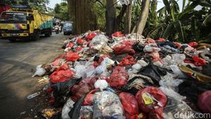 Jorok! Sampah Menumpuk di Pinggir Jalan Parung