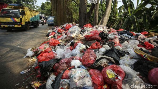 Jorok! Sampah Menumpuk di Pinggir Jalan Parung