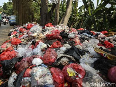 Jorok! Sampah Menumpuk di Pinggir Jalan Parung