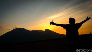 Senja Syahdu di Savana Baluran Africa Van Java