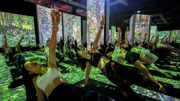 Sensasi Yoga Wine di Pameran Imersif Van Gogh Sensasi Yoga Wine di Pameran Imersif Van Gogh